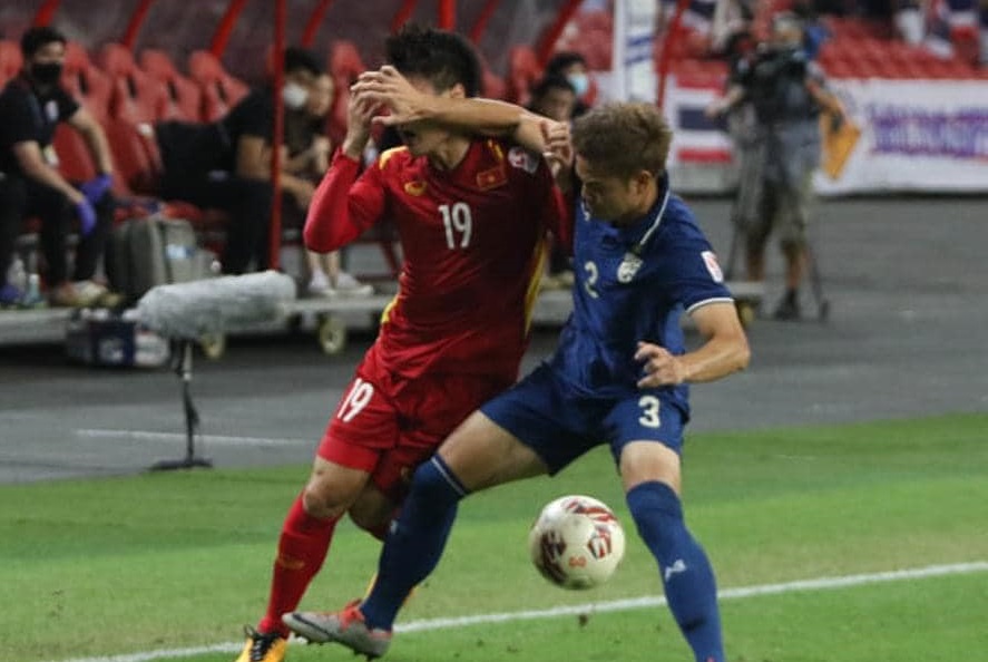 Theerathon Bunmathan chơi xấu Quang Hải