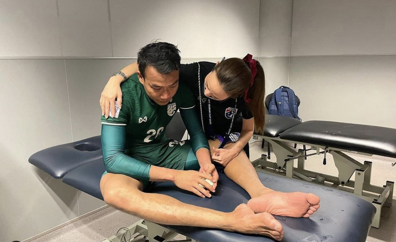 Nualphan Lamsam động viên thủ môn Chatchai