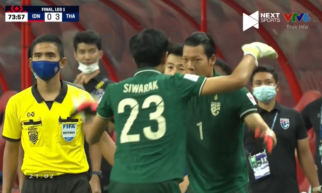 HLV Polking có hành động ý nghĩa với thủ môn Kawin