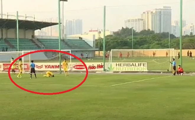 Sao trẻ HAGL Dụng Quang Nho bị cảnh cáo vì phản ứng trọng tài hình ảnh