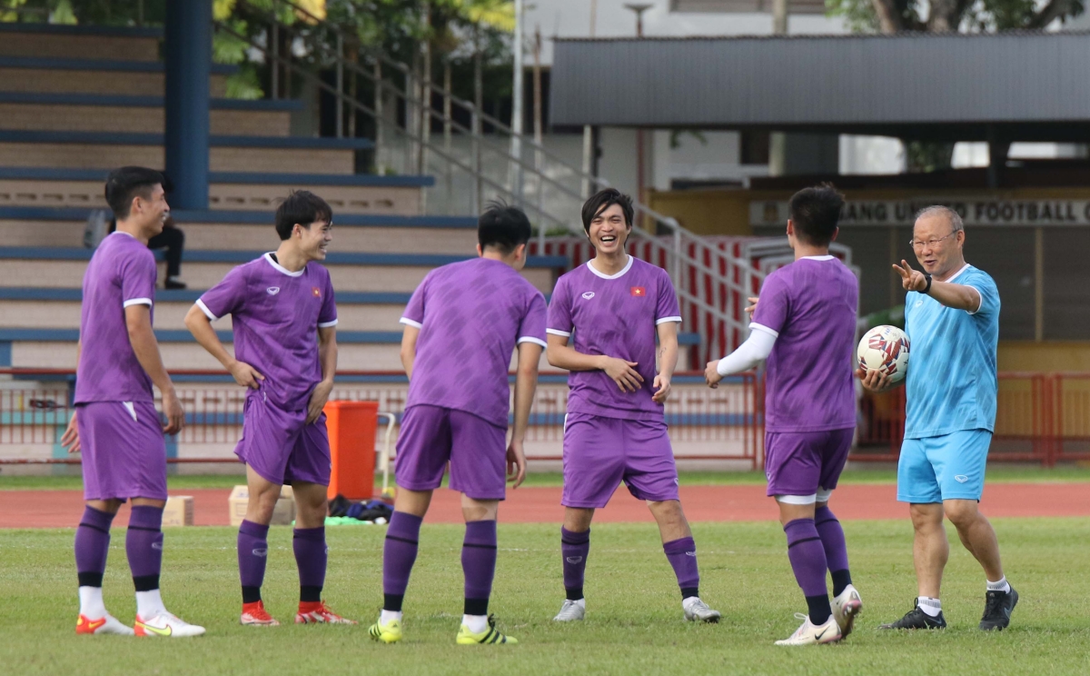 Tuyển Việt Nam cười đùa trước trận gặp Malaysia 8/12
