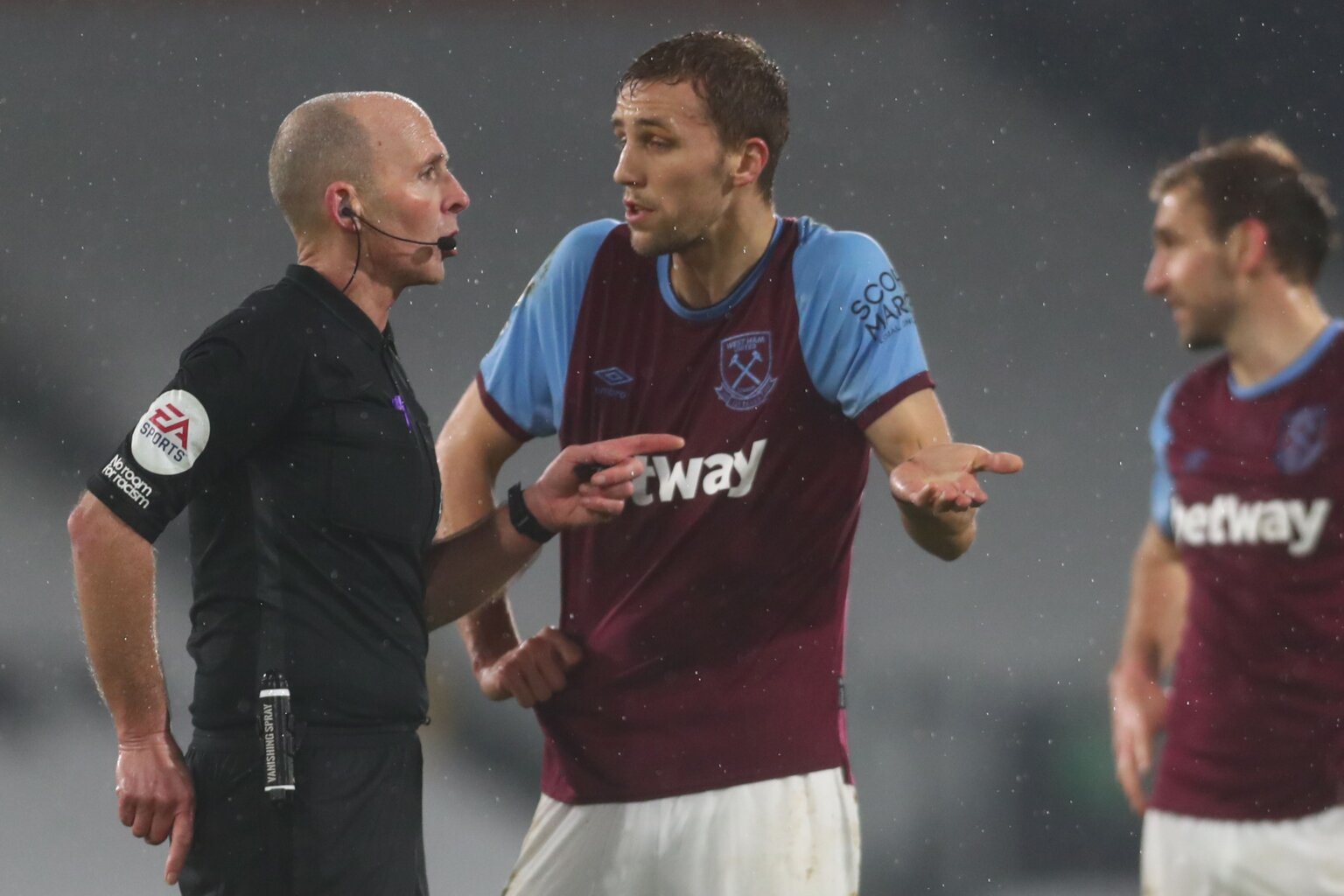 Mike Dean Phía sau tiếng còi và những tấm thẻ hình ảnh