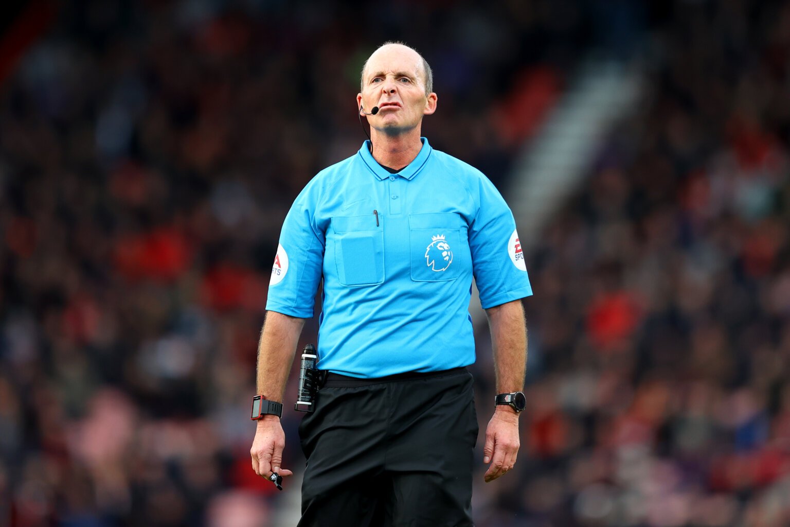 Mike Dean Phía sau tiếng còi và những tấm thẻ hình ảnh