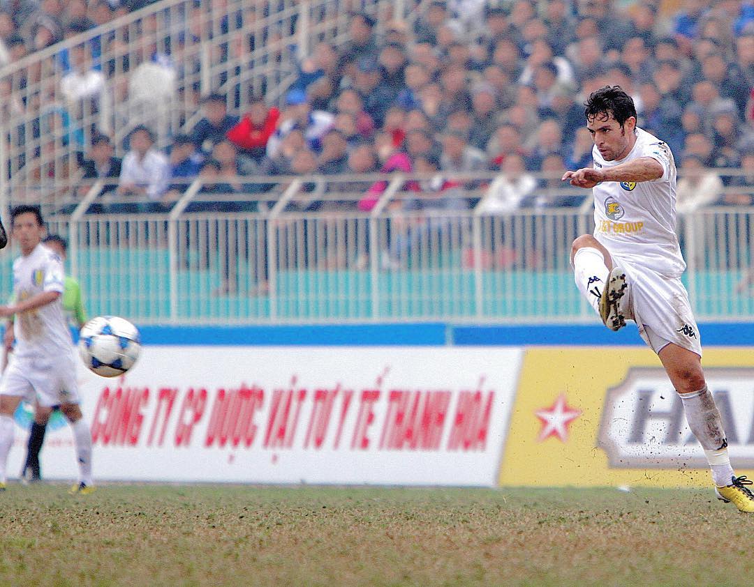 Cựu ngoại binh CLB Hà Nội Khi mới tới Việt Nam, ấn tượng của tôi về bóng đá ở đây là nó rất bạo lực hình ảnh gốc 2