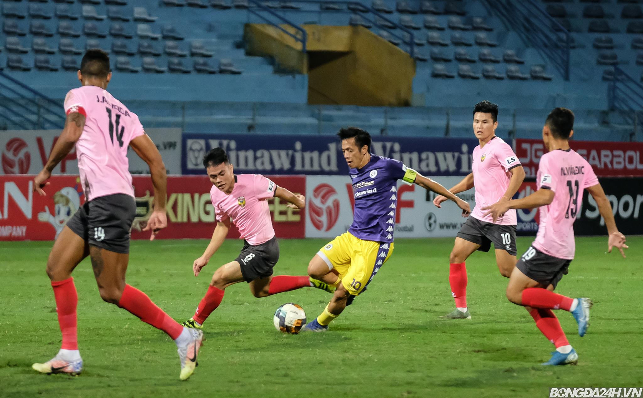 Văn Quyết vs Hà Tĩnh