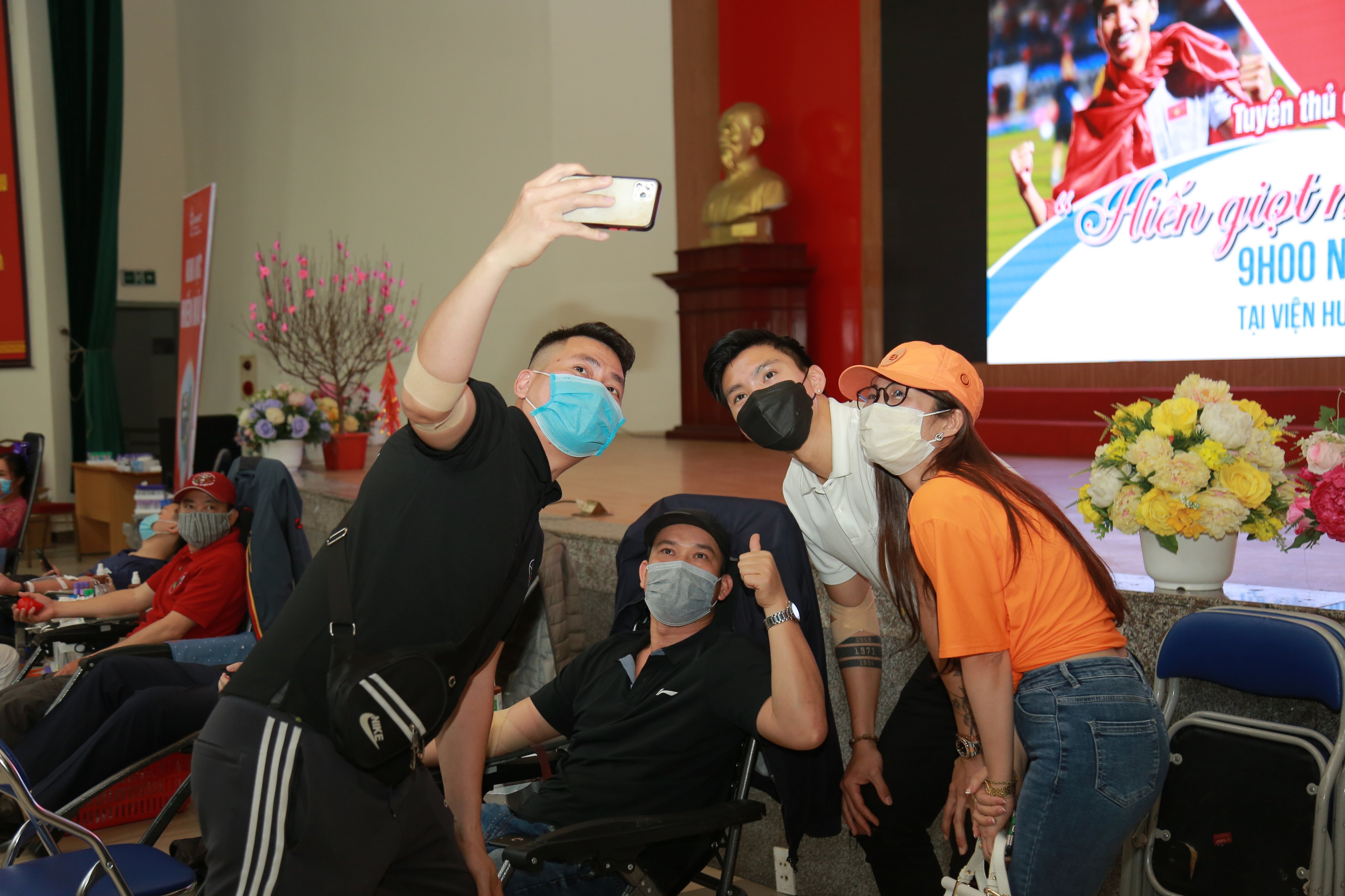 Đoàn Văn Hậu hiến máu