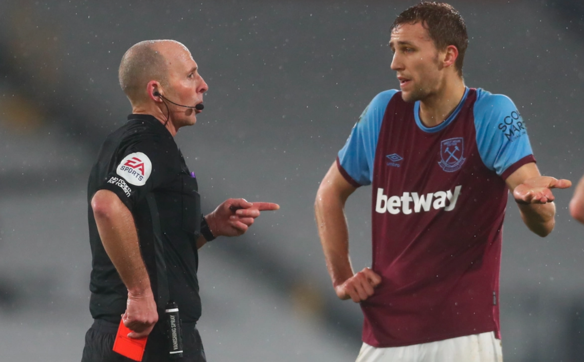 Mike Dean rút thẻ đỏ gây tranh cãi đuổi Tomas Soucek Mike Dean rút thẻ đỏ gây tranh cãi đuổi Tomas Soucek