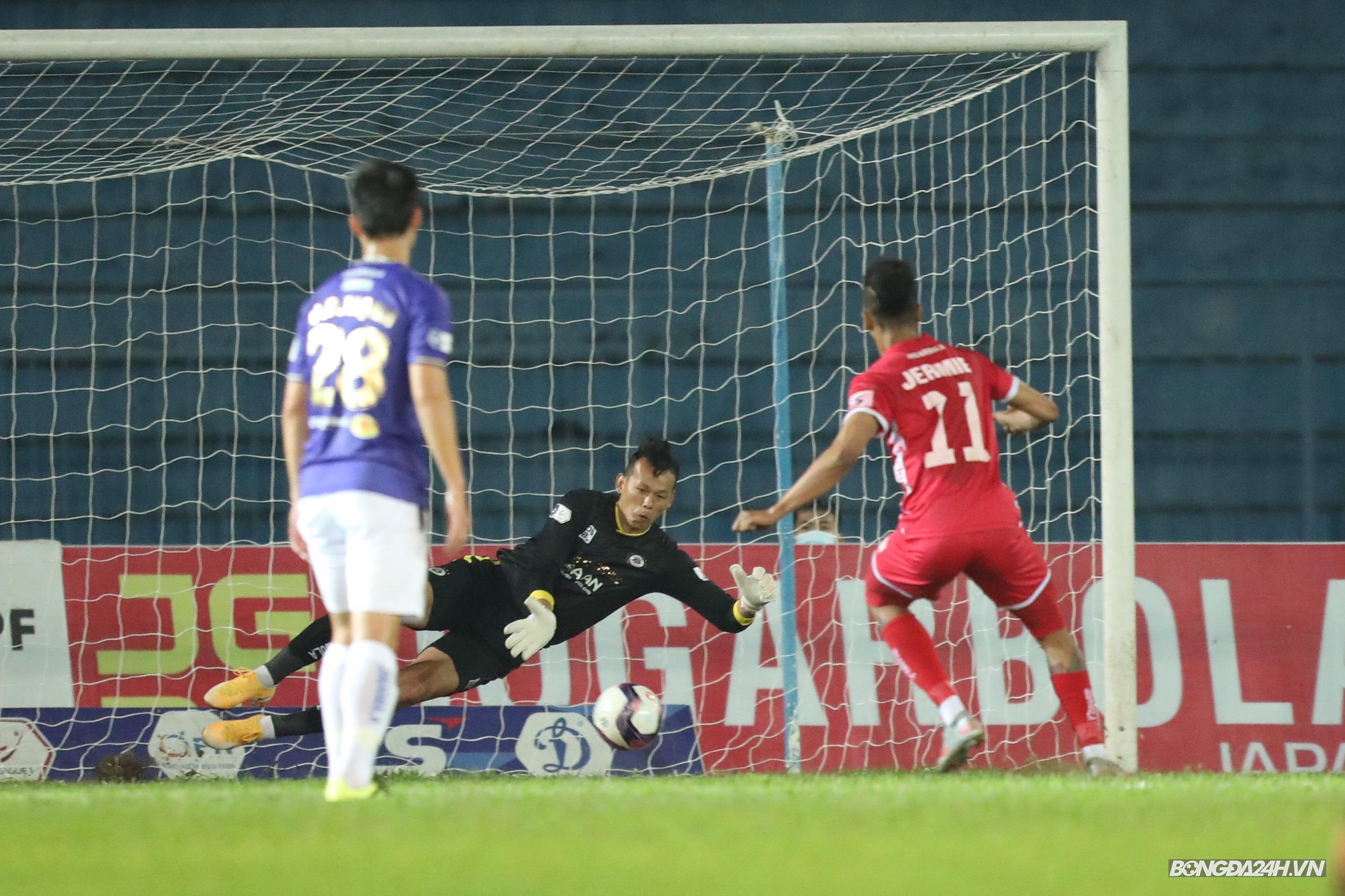 Bùi Tấn Trường tiết lộ bí quyết cản phá phạt đền  hình ảnh