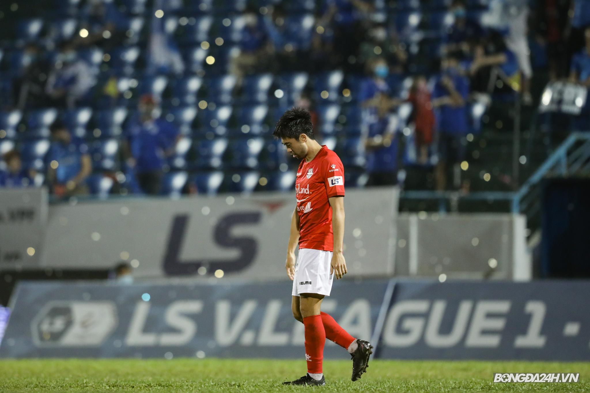 Bị chăm sóc kỹ, Lee Nguyễn cự cãi với trọng tài hình ảnh