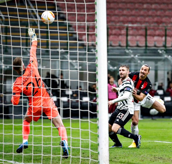 Dean Henderson cứu thua siêu đỉnh trước cú đánh đầu của Ibra hình ảnh