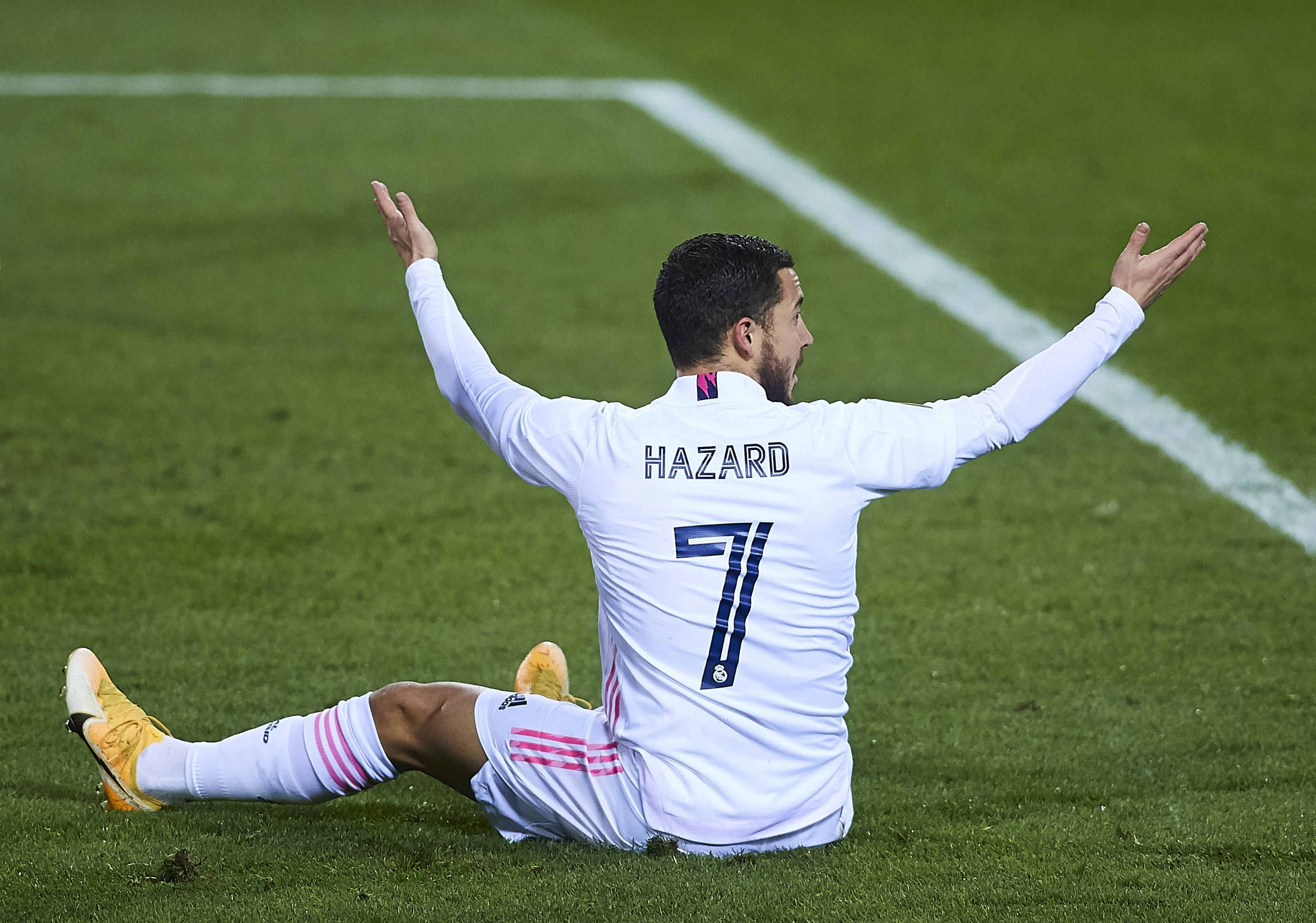Eden Hazard và câu chuyện chiếc áo quá rộng mà Ronaldo để lại