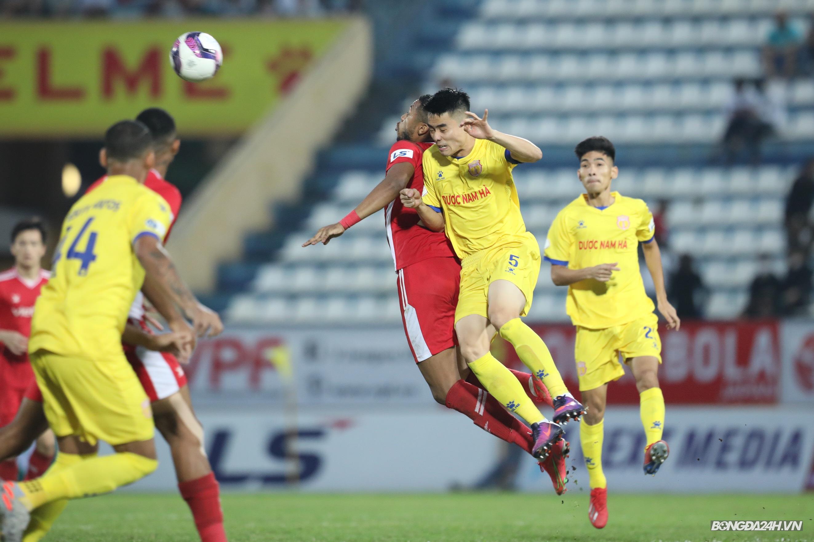 HLV Nguyễn Văn Sỹ phàn nàn trọng tài không thổi phạt đền hình ảnh