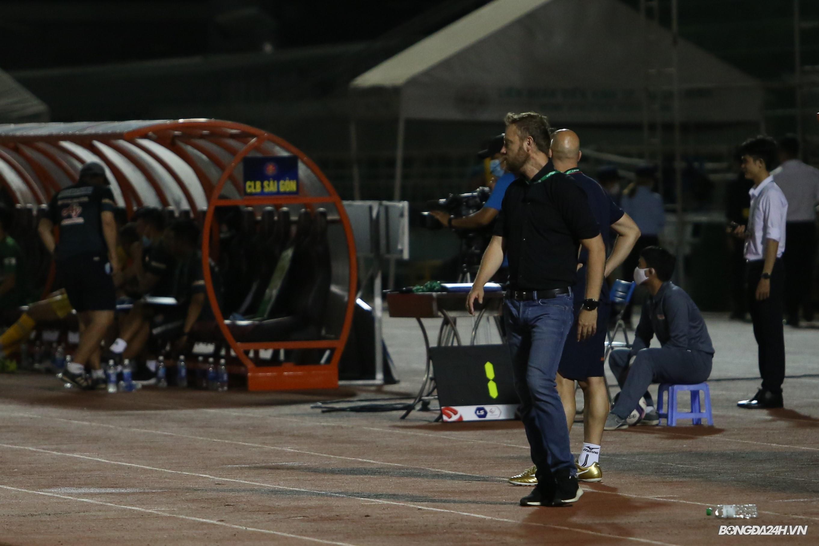 HLV Polking Trọng tài như muốn tôi tránh xa hình ảnh