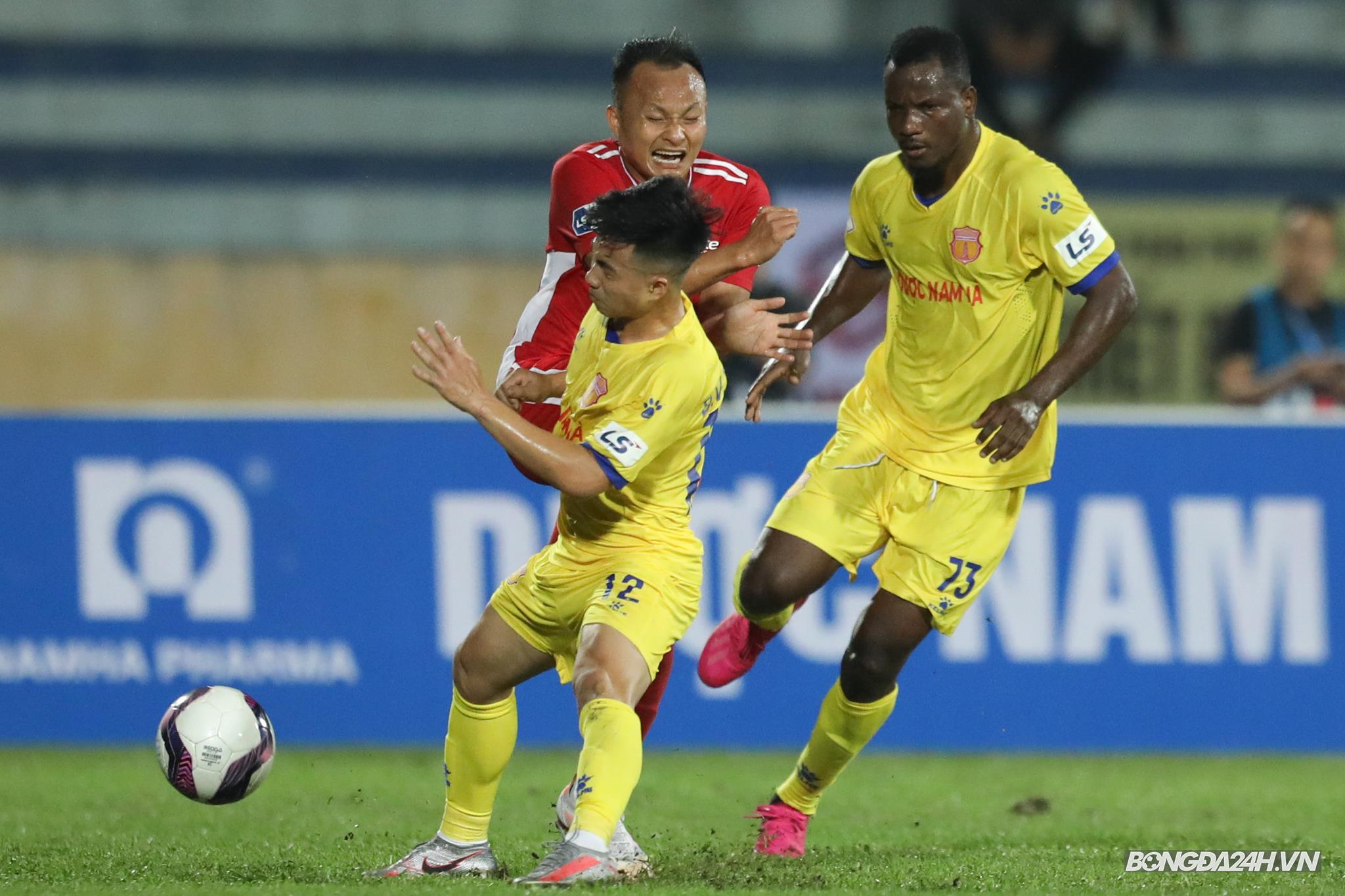 Trọng Hoàng va chạm với đối thủ và cái kết hình ảnh