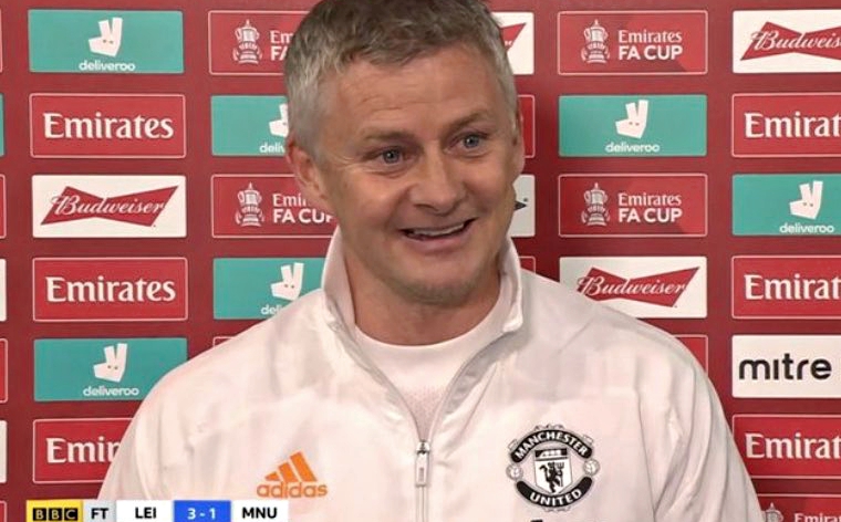 Solskjaer gây sốc khi cười tươi rói sau trận thua Leicester