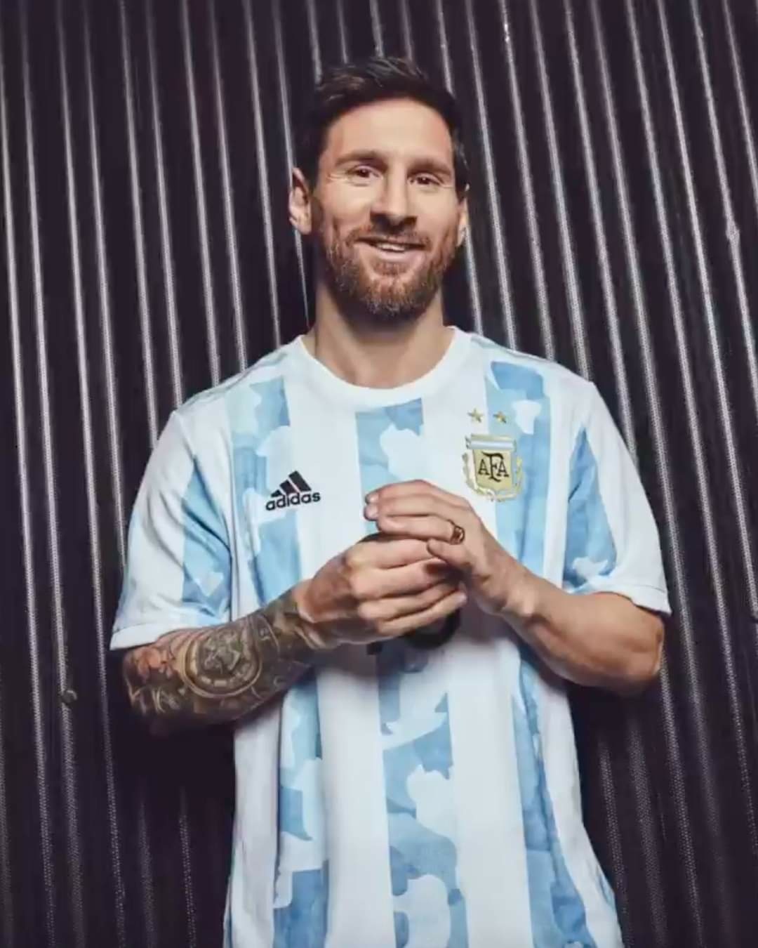 Nụ cười thường hay, nhưng không thể thiên về một cầu thủ bóng đá nào khác ngoài siêu sao Lionel Messi. Khi đích thân chứng kiến, sự tươi cười của anh ấy không giống bất kỳ ai khác. Hãy đến và cảm nhận chân thực về thần tượng của bạn trong những bức ảnh liên quan.