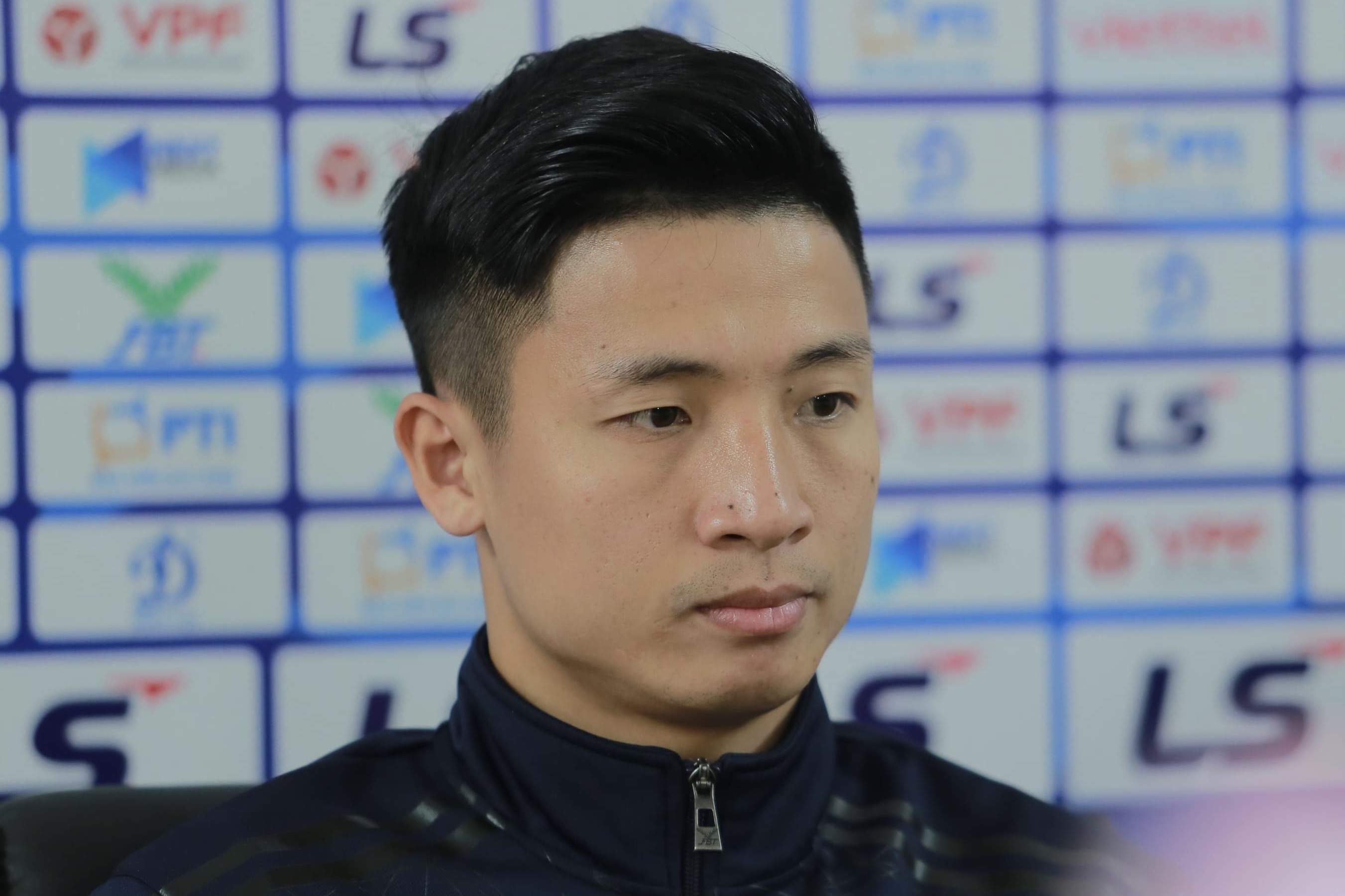 Trung vệ Bùi Tiến Dũng nói gì sau khi gia hạn với Viettel hình ảnh