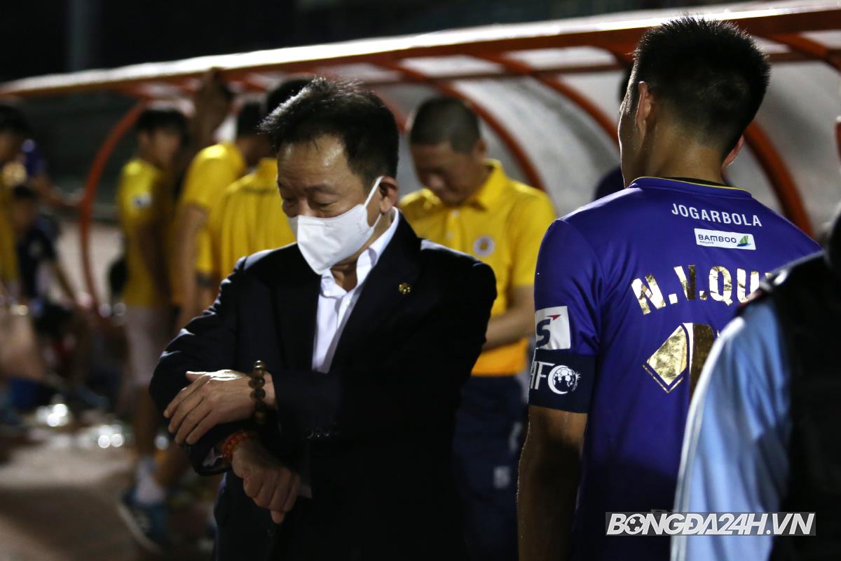 Bầu Hiển xuống sân thăm hỏi chấn thương của Bùi Hoàng Việt Anh hình ảnh gốc 2