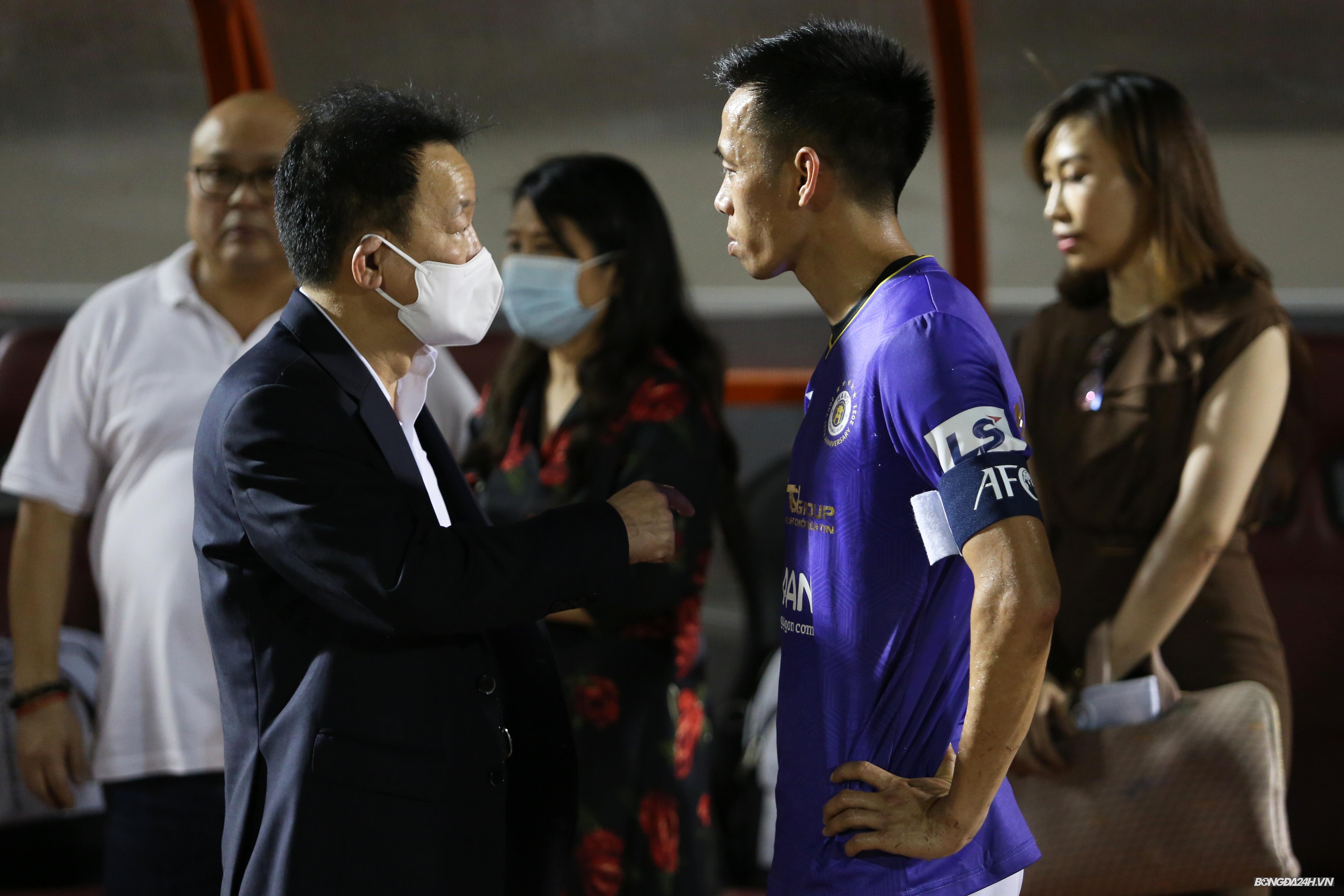 Bầu Hiển xuống sân thăm hỏi chấn thương của Bùi Hoàng Việt Anh hình ảnh gốc 2