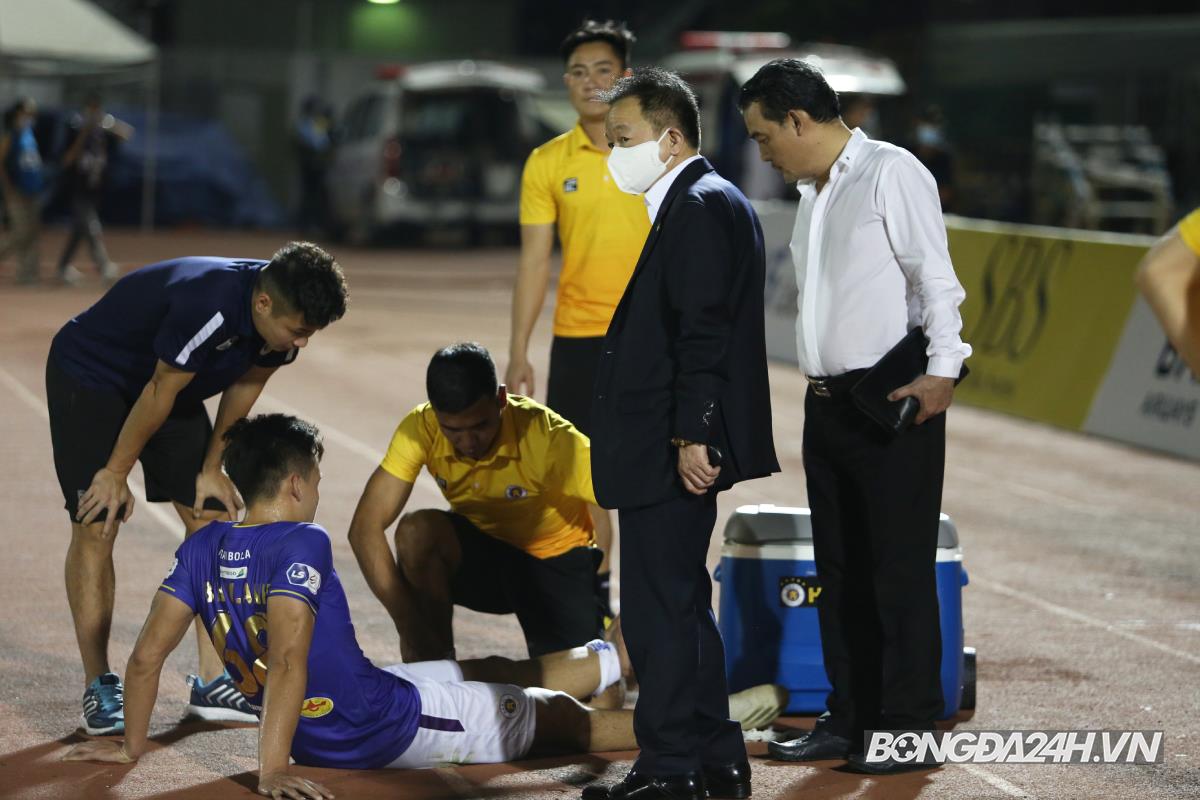 Bầu Hiển xuống sân thăm hỏi chấn thương của Bùi Hoàng Việt Anh hình ảnh gốc 2
