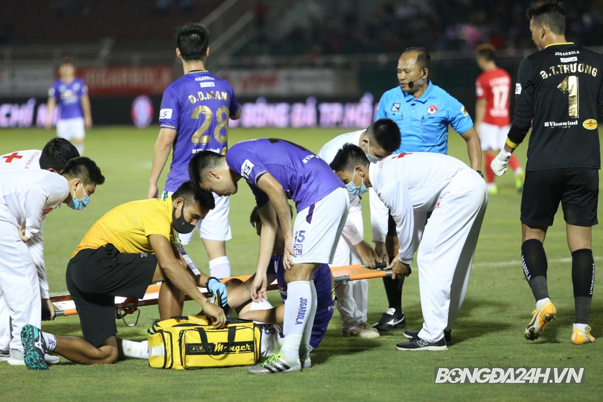 Bầu Hiển xuống sân thăm hỏi chấn thương của Bùi Hoàng Việt Anh hình ảnh gốc 2