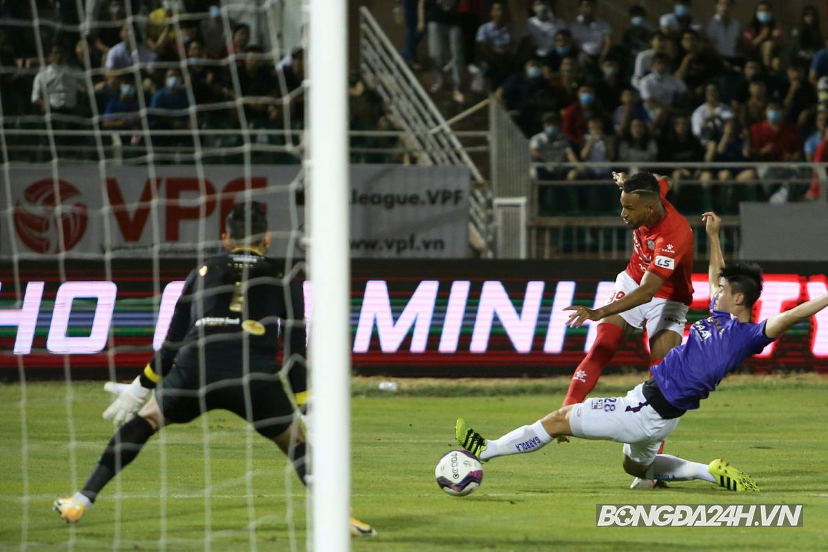 Bầu Hiển xuống sân thăm hỏi chấn thương của Bùi Hoàng Việt Anh hình ảnh gốc 2