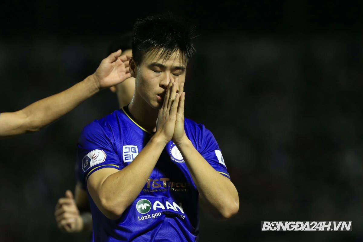 Bầu Hiển xuống sân thăm hỏi chấn thương của Bùi Hoàng Việt Anh hình ảnh gốc 2