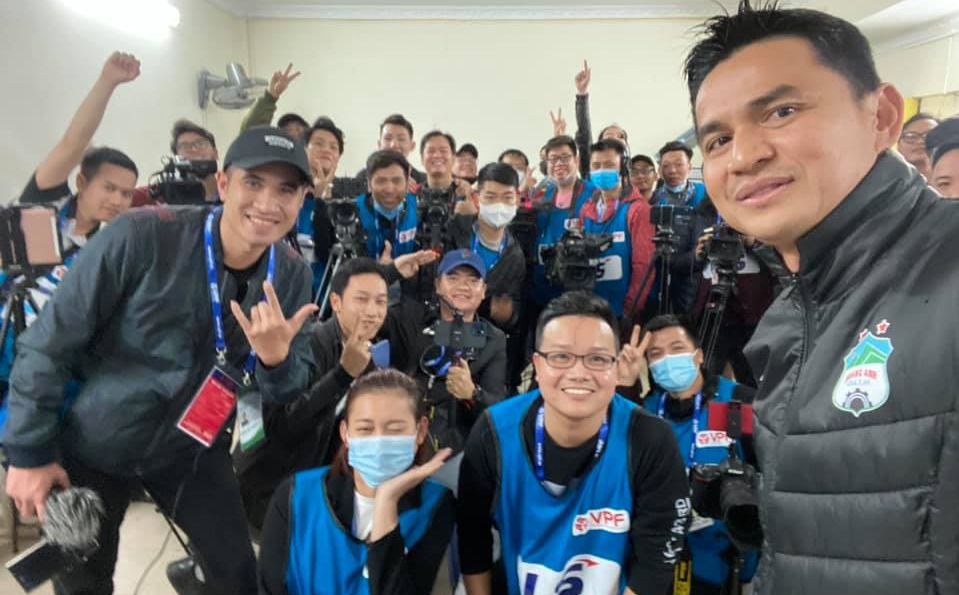 Kiatisuk chụp ảnh với phóng viên trong phòng họp báo Kiatisuk chụp ảnh với phóng viên trong phòng họp báo