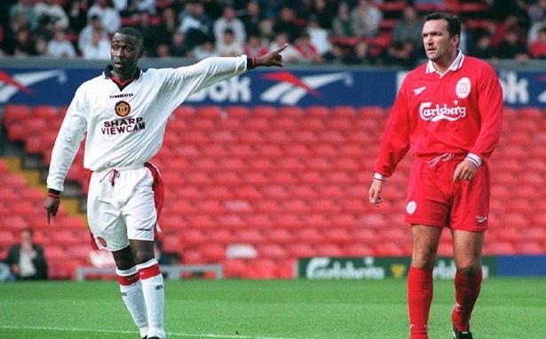 Andy Cole gãy 2 chân một lúc