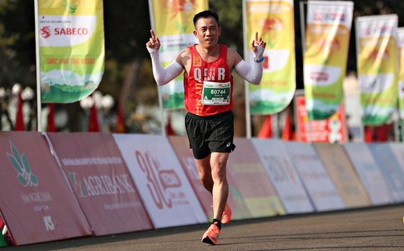 VĐV Lê Đức Kế, người chạy hộ VĐV Ngô Mỹ Liên và về nhất cự ly 21km