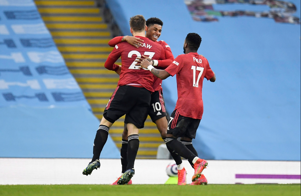 Đồng đội chia vui với Luke Shaw sau bàn nâng tỷ số lên 2-0