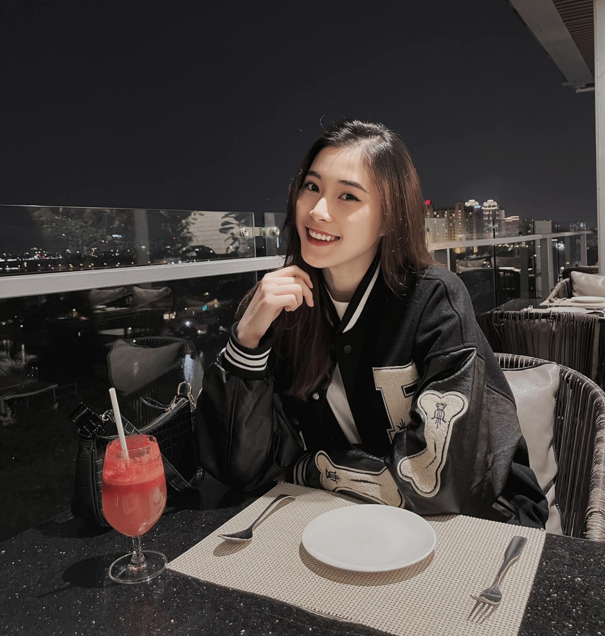 VĐV bóng chuyền Đặng Thu Huyền giải nghệ ở tuổi 19 hình ảnh