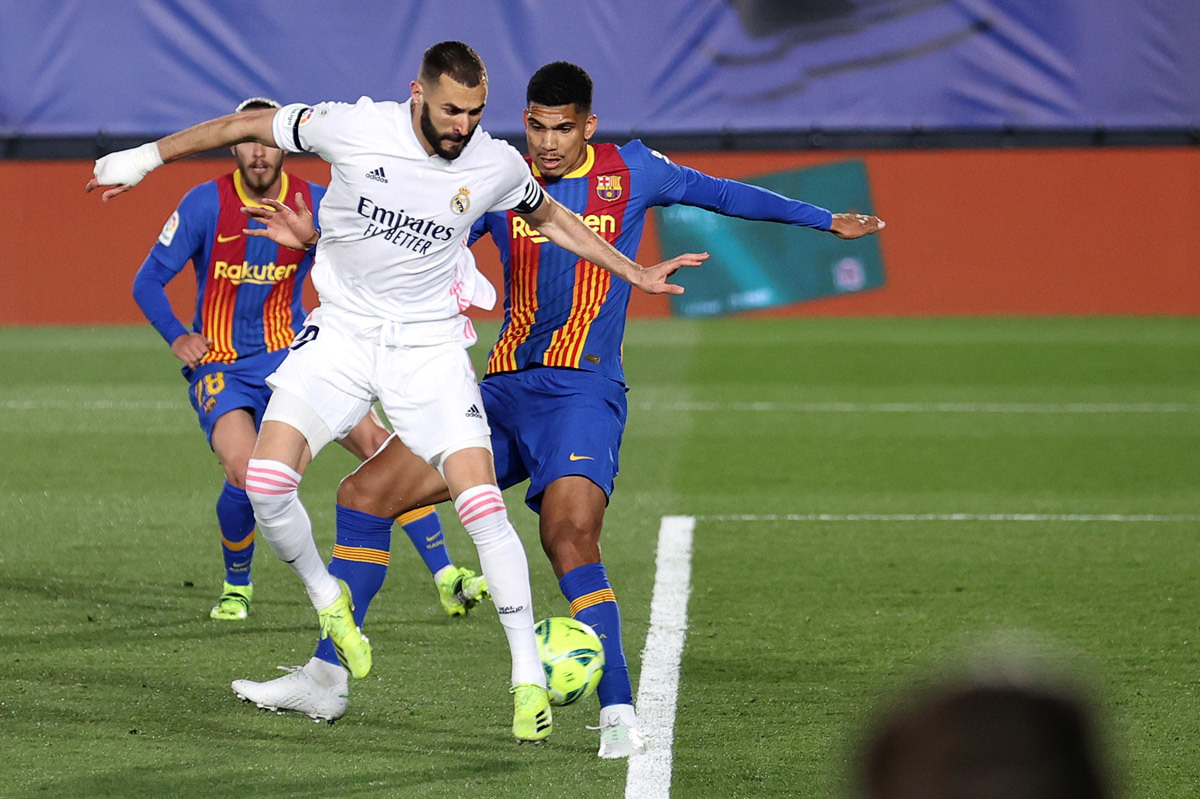 Benzema ghi bàn vào lưới Barca