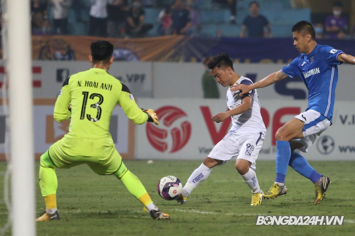 Thành Lương cười tươi sau khi rê bóng... đâm vào đồng đội