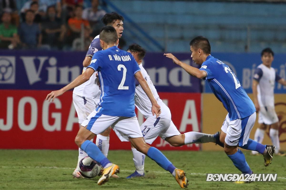 Thành Lương cười tươi sau khi rê bóng... đâm vào đồng đội