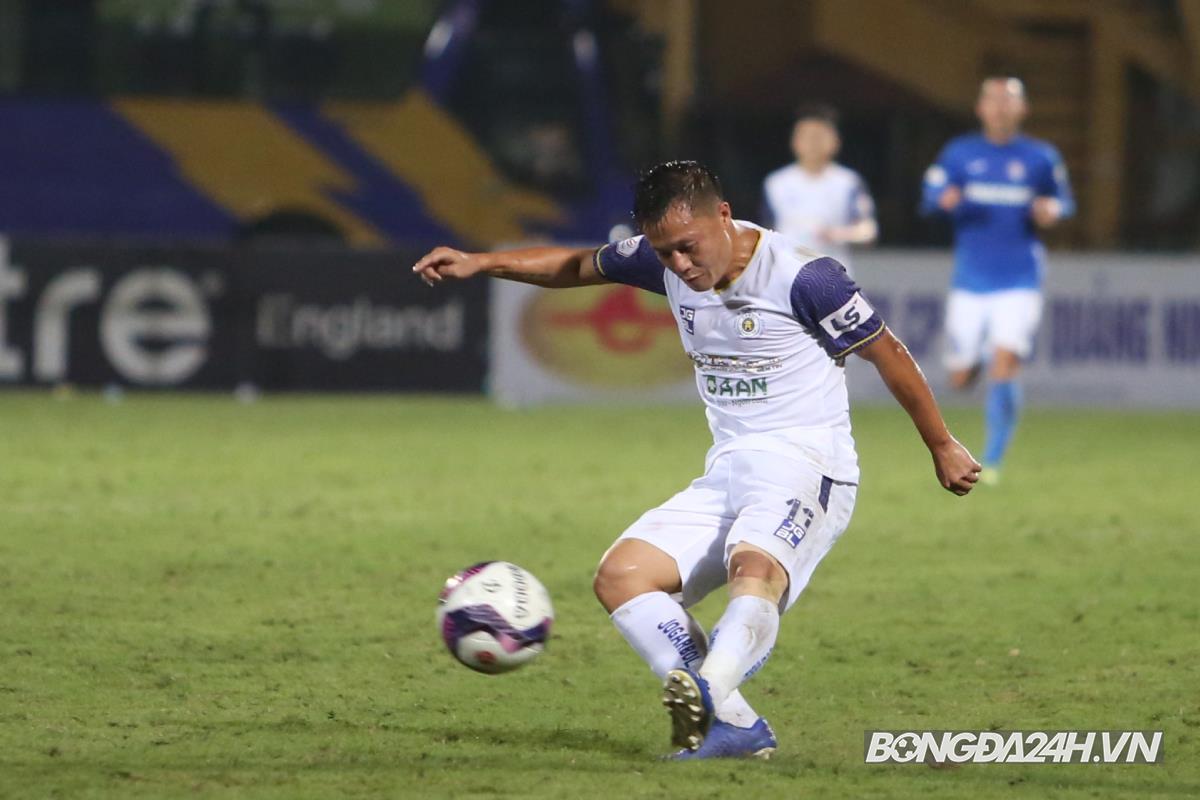 Thành Lương cười tươi sau khi rê bóng... đâm vào đồng đội