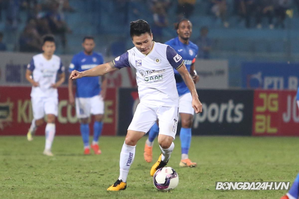 Tấn Tài thay nhân viên y tế xịt giảm đau cho Quang Hải