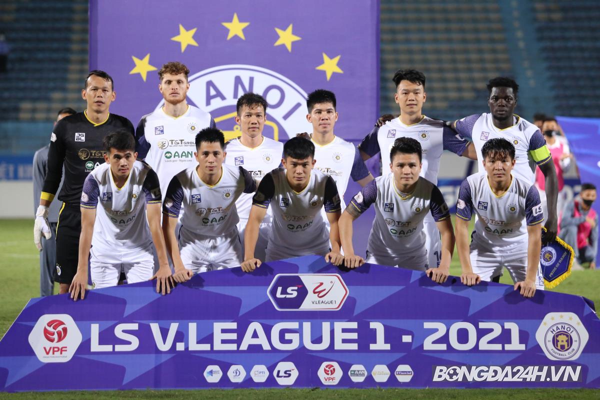 Tấn Tài thay nhân viên y tế xịt giảm đau cho Quang Hải