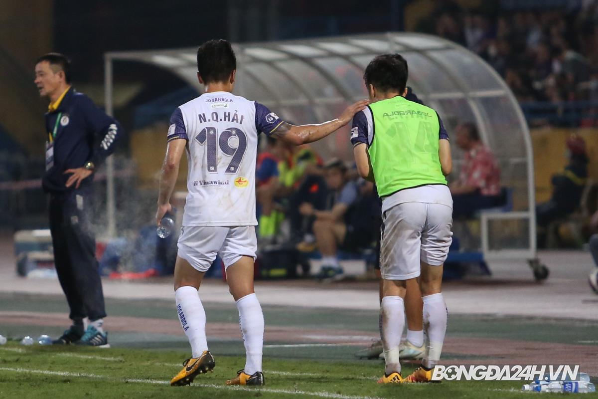 Tấn Tài thay nhân viên y tế xịt giảm đau cho Quang Hải