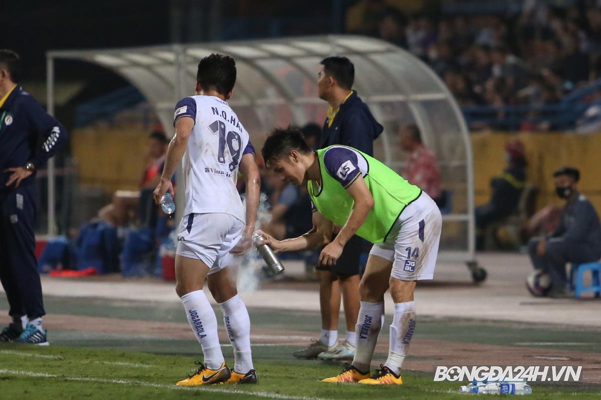 Tấn Tài thay nhân viên y tế xịt giảm đau cho Quang Hải