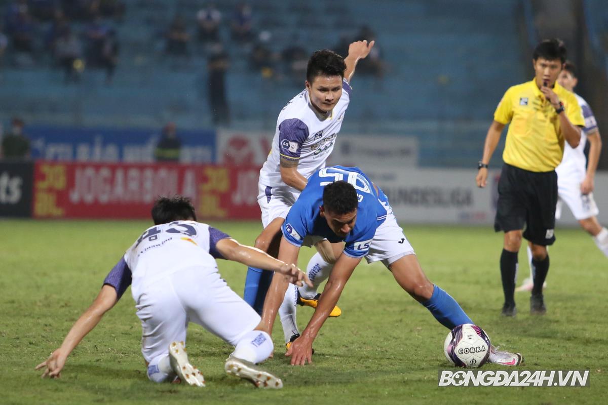 Tấn Tài thay nhân viên y tế xịt giảm đau cho Quang Hải