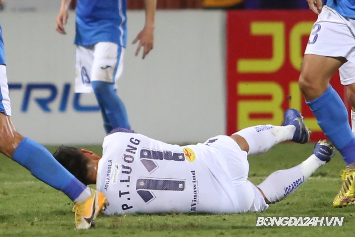 Thành Lương cười tươi sau khi rê bóng... đâm vào đồng đội