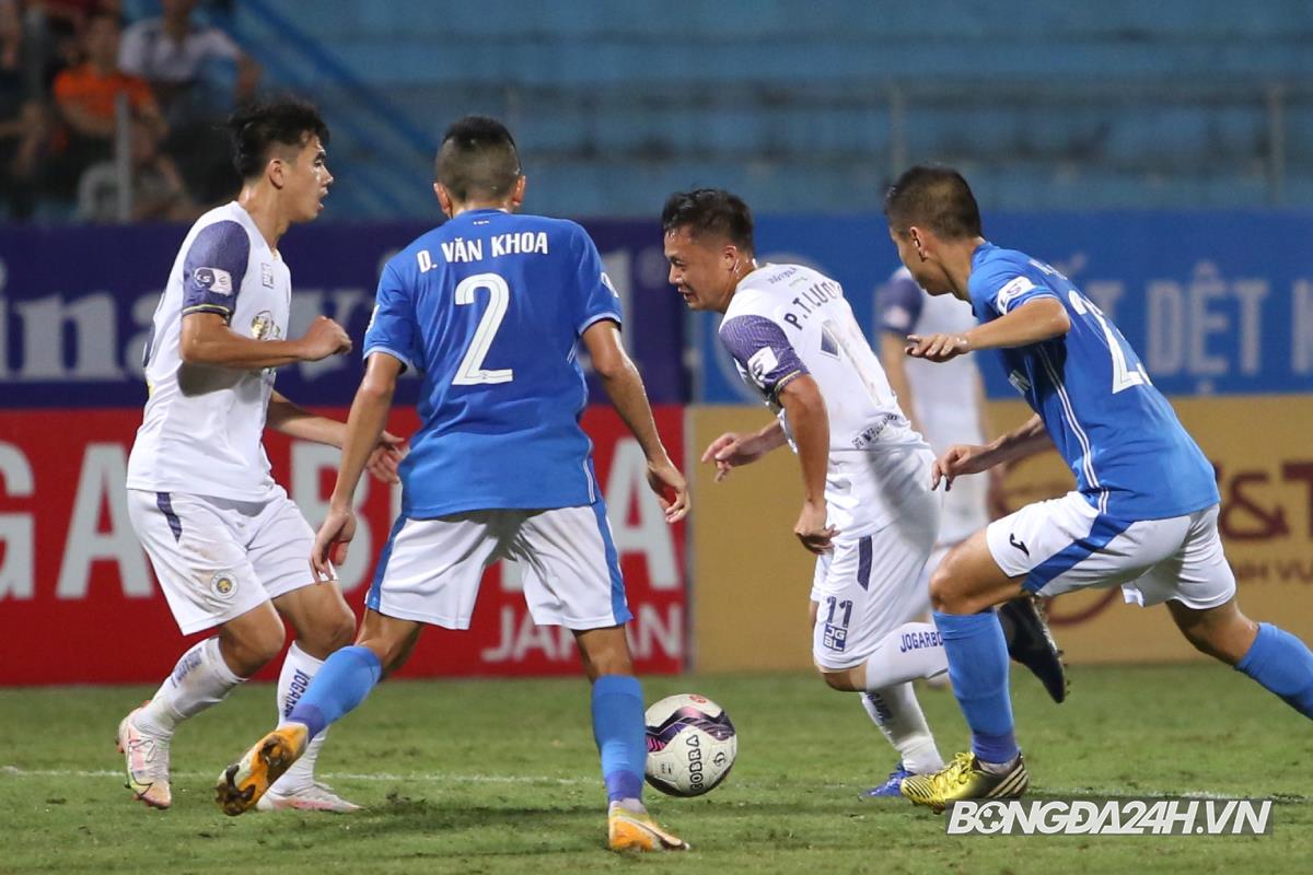 Thành Lương cười tươi sau khi rê bóng... đâm vào đồng đội