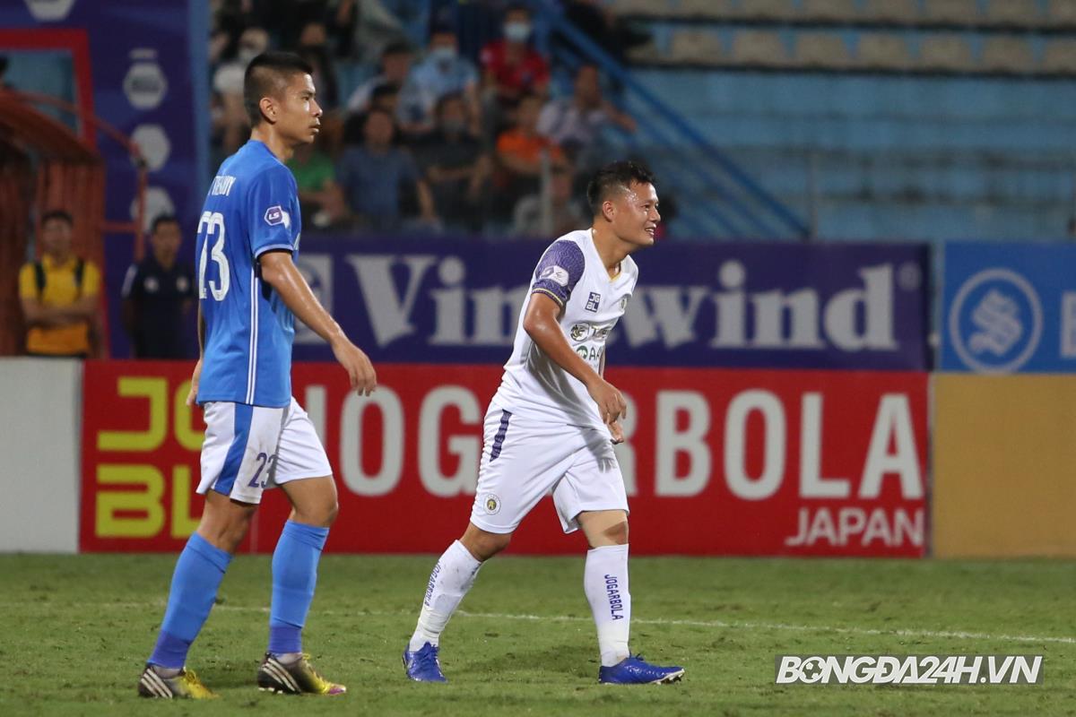 Thành Lương cười tươi sau khi rê bóng... đâm vào đồng đội