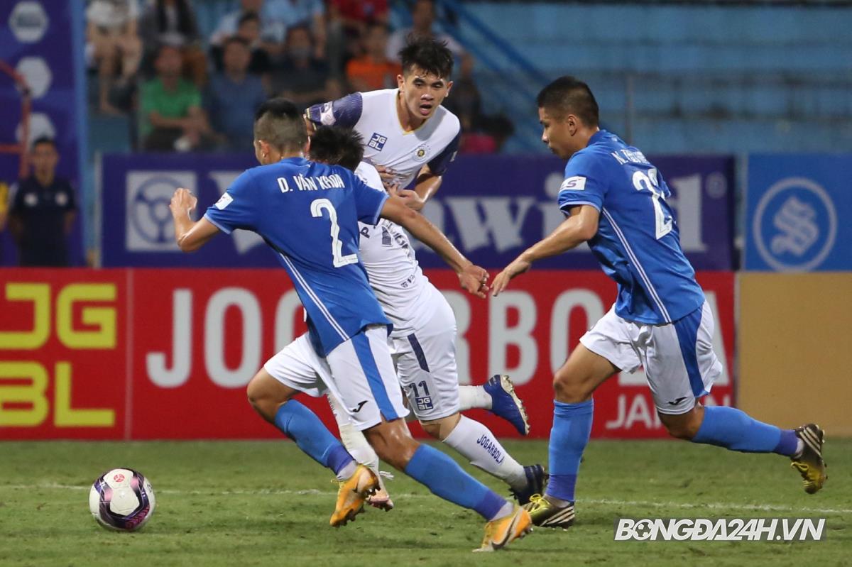 Thành Lương cười tươi sau khi rê bóng... đâm vào đồng đội