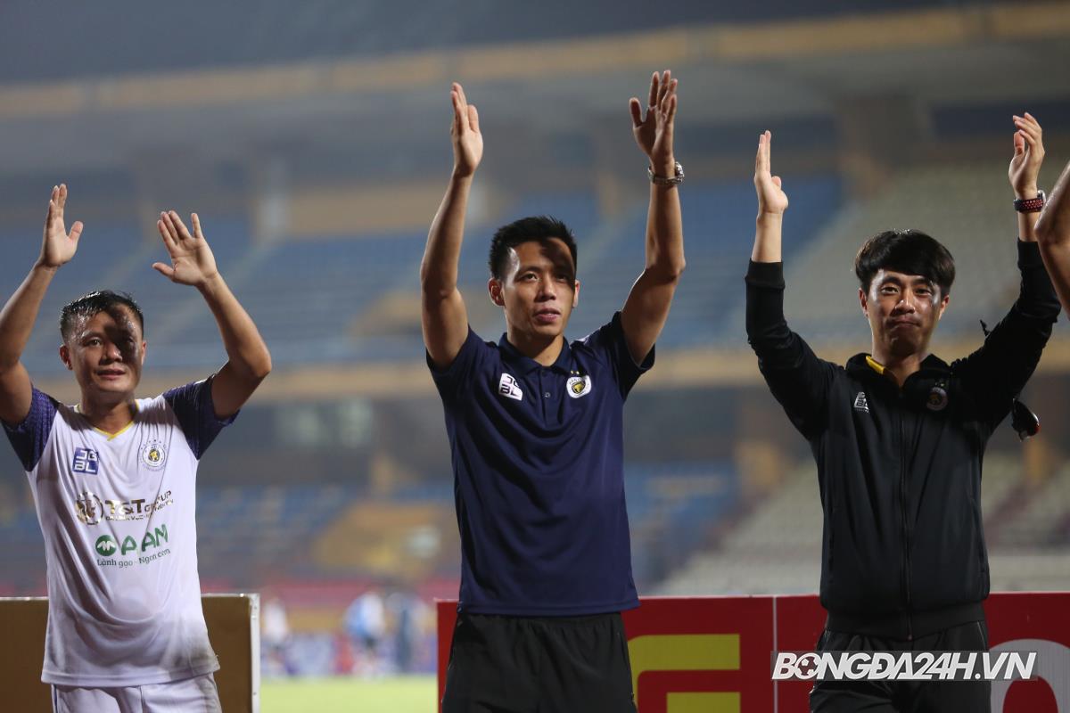 Thành Lương cười tươi sau khi rê bóng... đâm vào đồng đội