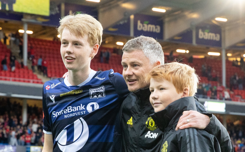 Noah Solskjaer ủng hộ cha, khiến Mourinho bẽ mặt