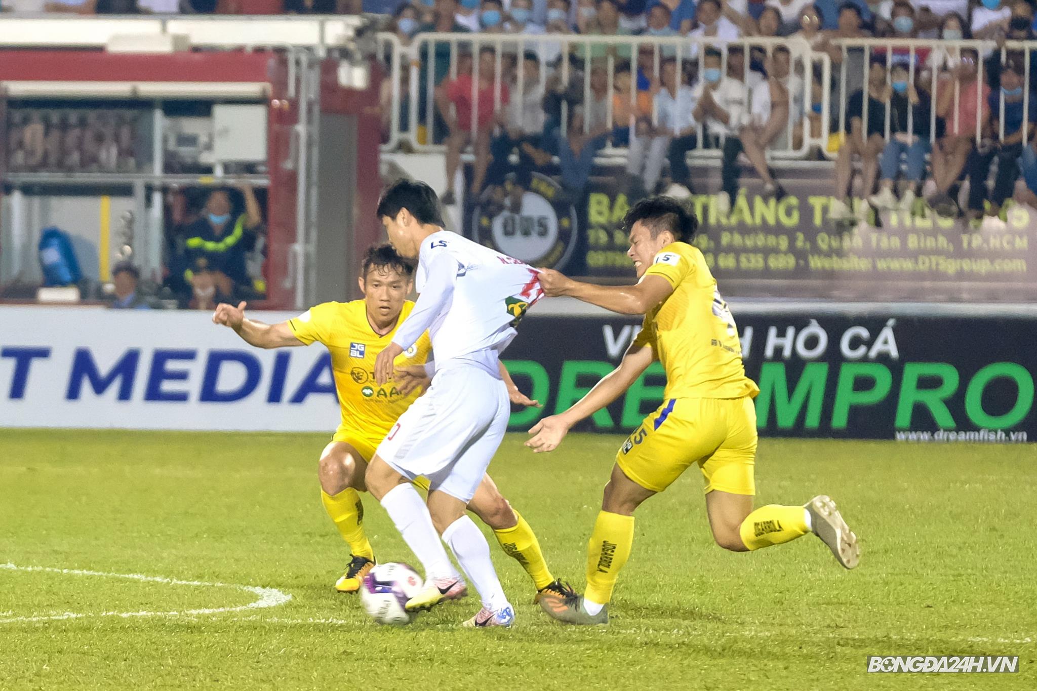 Công Phượng bị kéo áo HAGL vs Hà Nội