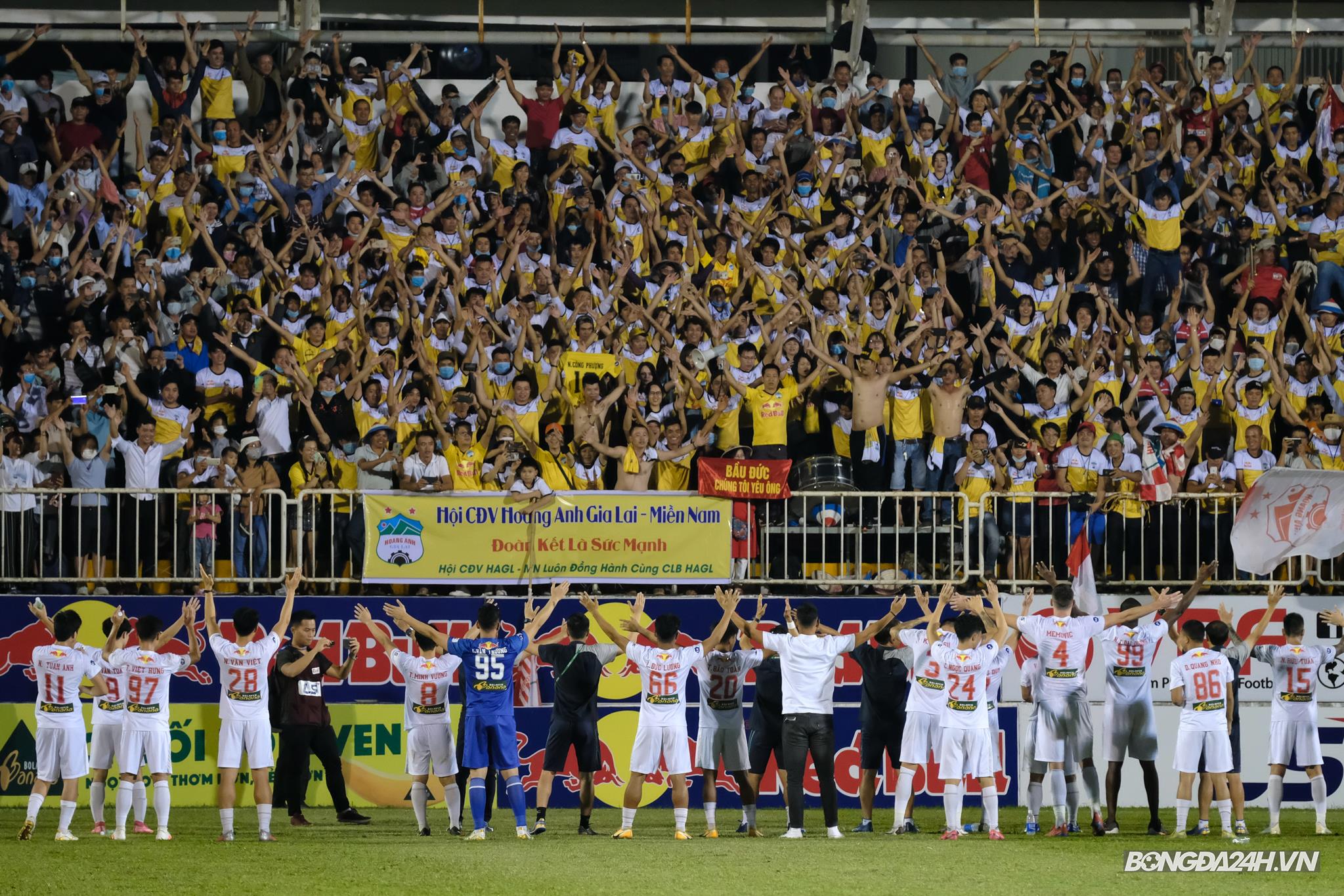 HAGL tri ân khán giả sau trận thắng Hà Nội
