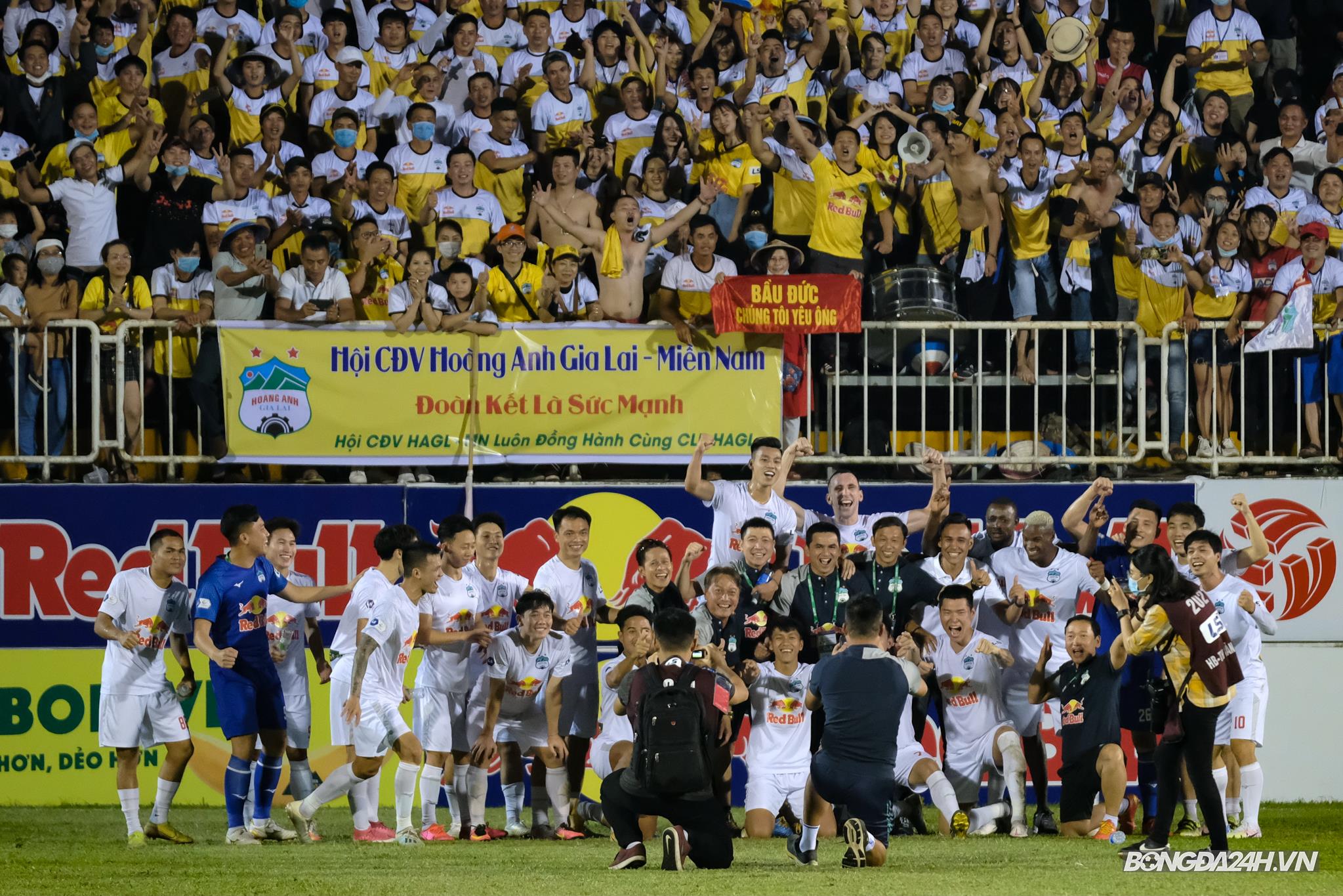HAGL tri ân khán giả sau trận thắng Hà Nội